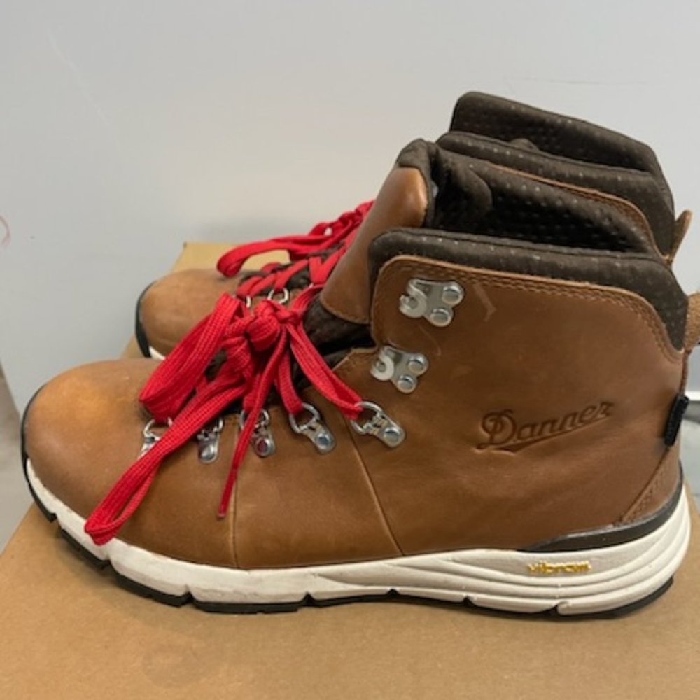 Danner Men's Mountain 600 Full-Grain Hiking Boot in Saddle Tan Size 8.5